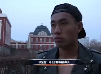 第20章有请叶董事长张文浩落荒而逃的时候，萧海龙刚好进来，身后还跟着他的亲妹妹萧薇薇，以及未婚夫王云龙。